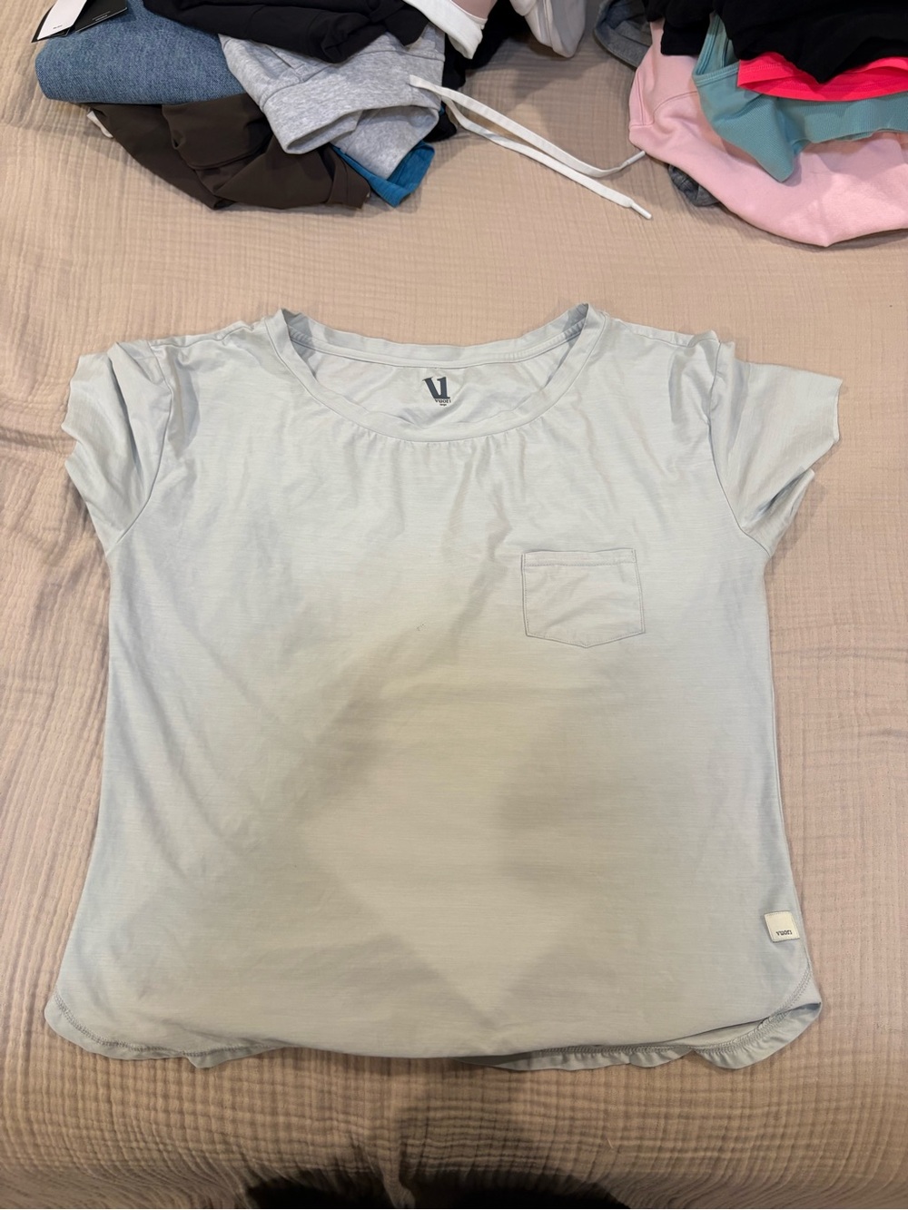 Vuori Strato Tech Tee Mens large light blue Stretch Short Sleeve pocket t shirt